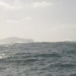 grosses déferlantes en pleine baie à tribord