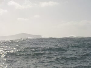grosses déferlantes en pleine baie à tribord