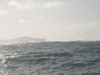 grosses déferlantes en pleine baie à tribord