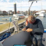 Christian réinstalle les charnières qui nous avaient lâché