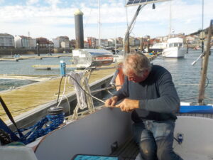 Christian réinstalle les charnières qui nous avaient lâché