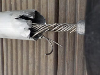 Ah c'est un peu amoché en tête de mât, vite fait, trois fois rien...